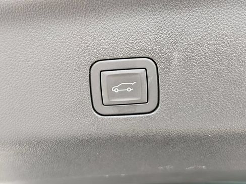 Used 2025 Chevrolet Tahoe Premier AWD/4WD image 26