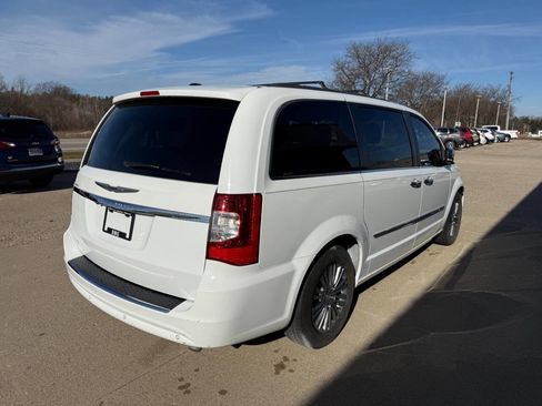 Used 2015 Chrysler Town & Country Touring-L w/ Driver Convenience Group image 5