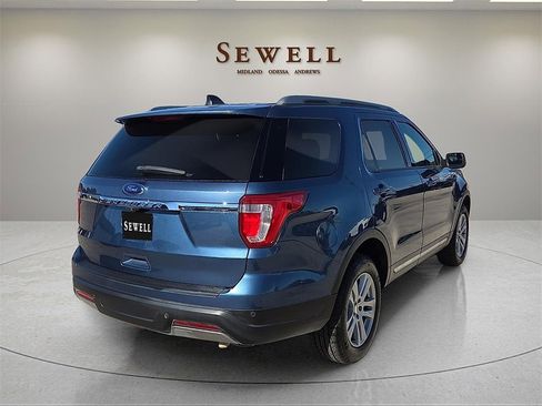 Used 2019 Ford Explorer XLT image 4