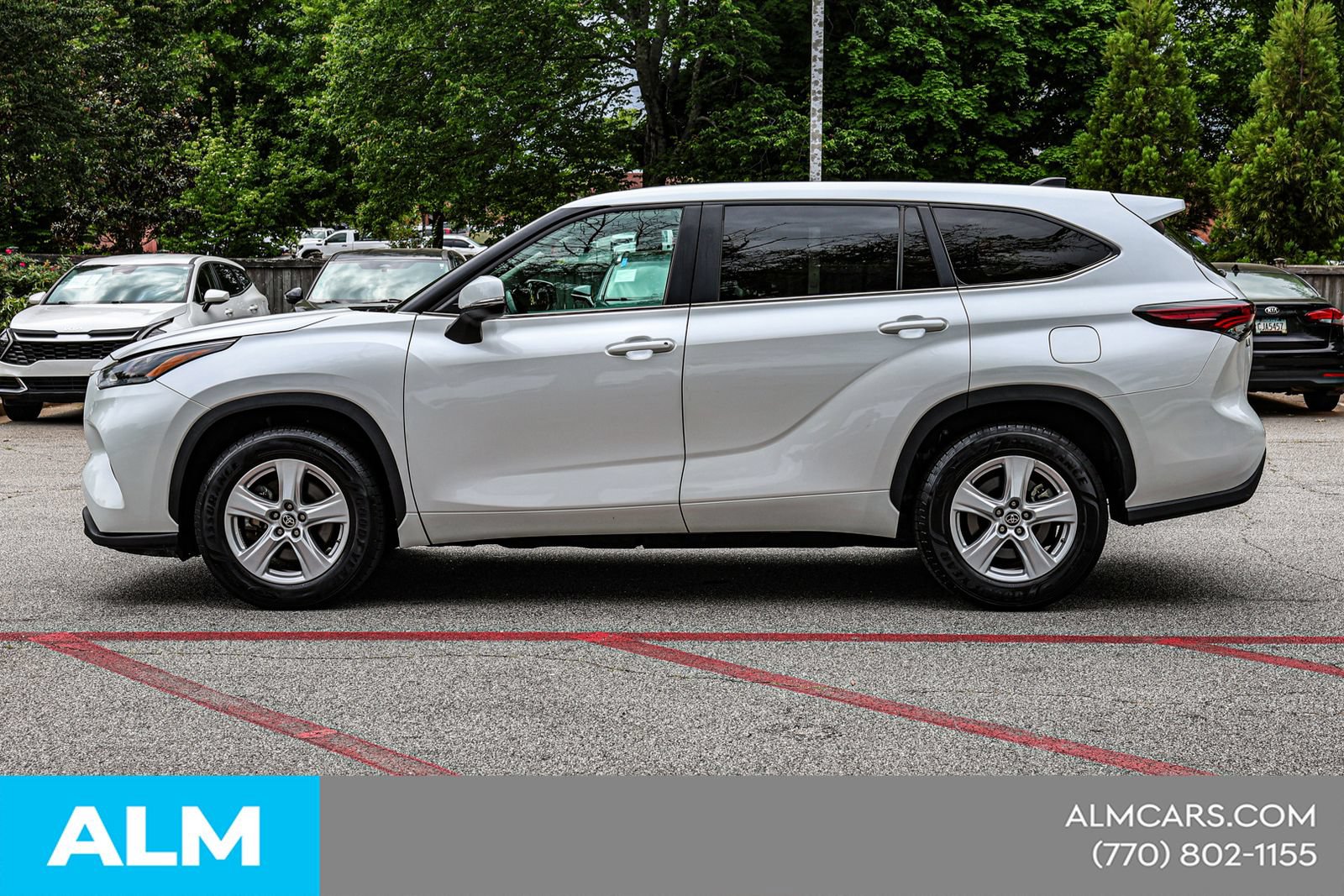 Used 2024 Toyota Highlander LE FWD image 9