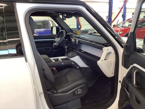 Used 2025 Land Rover Defender 130 X-Dynamic SE AWD/4WD image 19