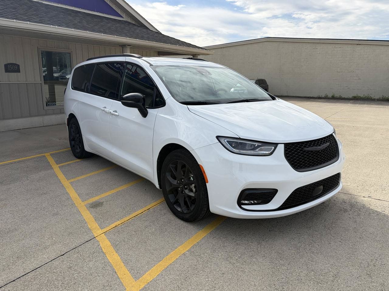 Used 2025 Chrysler Pacifica Limited FWD image 3