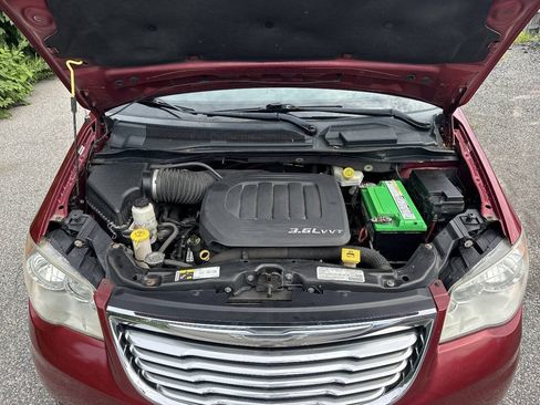 Used 2013 Chrysler Town & Country Touring FWD image 22