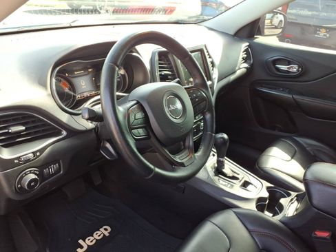 Used 2019 Jeep Cherokee Trailhawk w/ Cold Weather Group AWD/4WD image 16