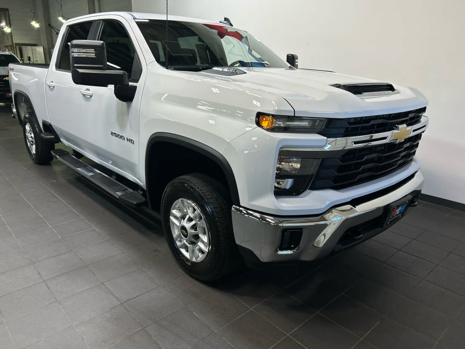 Used 2025 Chevrolet Silverado 2500 LT w/ Convenience Package AWD/4WD image 2