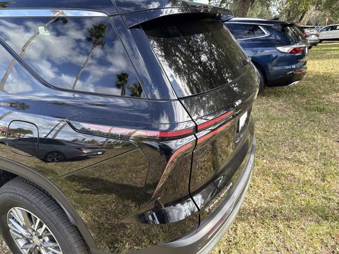 Used 2025 Chevrolet Traverse LT image 11