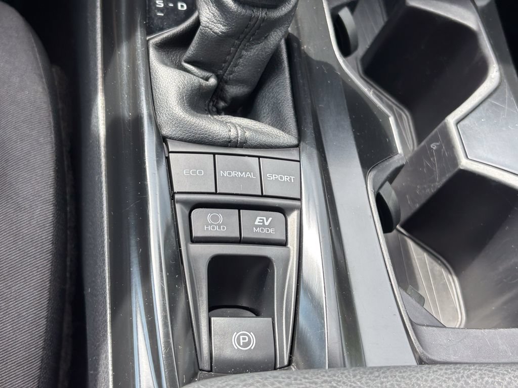 Used 2025 Toyota Camry LE FWD image 33