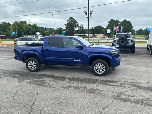 Used 2025 Toyota Tacoma SR5 RWD image 10