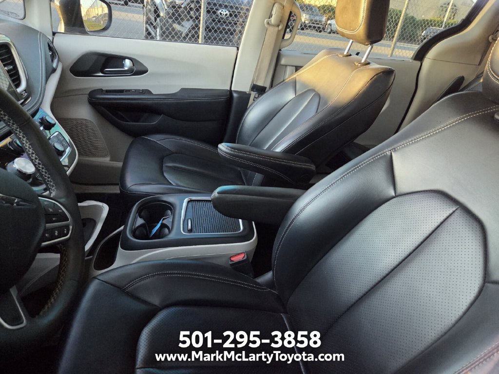 Used 2023 Chrysler Pacifica Touring-L FWD image 7
