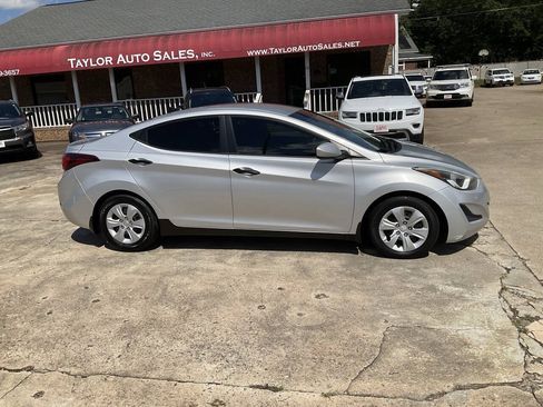 Used 2016 Hyundai Elantra SE FWD image 2