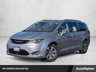 Used 2017 Chrysler Pacifica Platinum FWD video 1