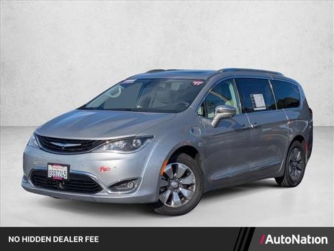 Used 2017 Chrysler Pacifica Platinum FWD image 1