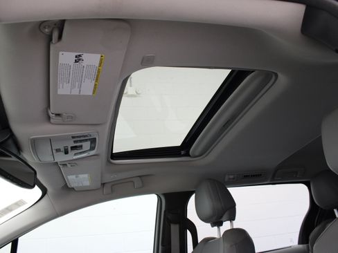 Used 2025 Toyota Sienna XLE FWD image 27