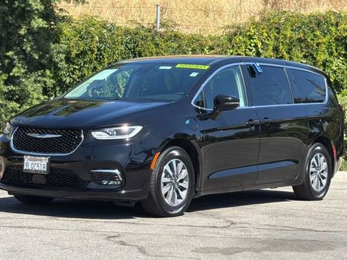 Used 2024 Chrysler Pacifica Limited FWD image 8