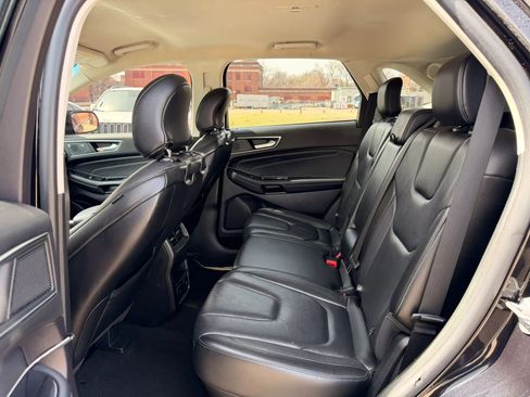 Used 2019 Ford Edge Titanium image 15
