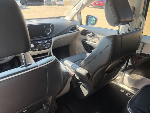Used 2024 Chrysler Pacifica Limited FWD image 18