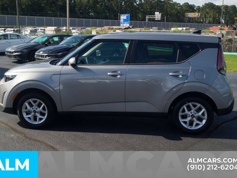 Used 2025 Kia Soul LX w/ LX Technology Package FWD image 10
