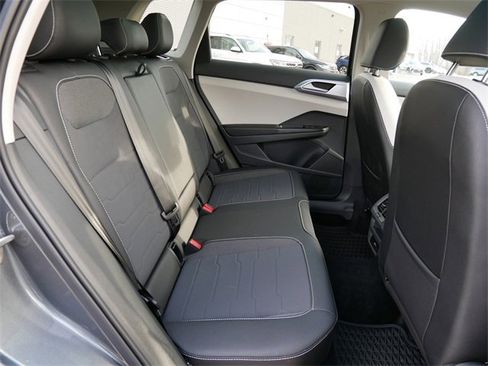 Certified 2025 Volkswagen Taos SE image 19