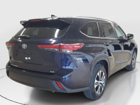 Used 2023 Toyota Highlander XLE FWD image 5