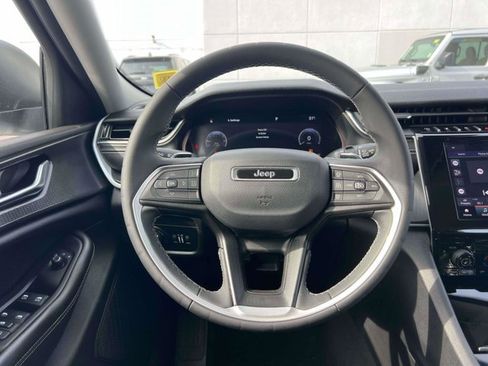 Used 2023 Jeep Grand Cherokee Laredo image 10