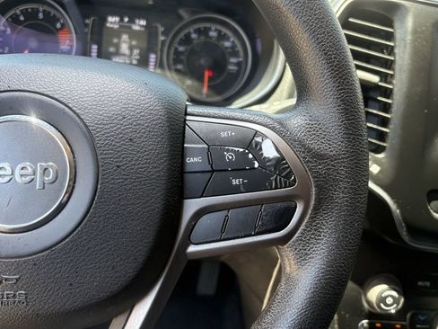 Used 2019 Jeep Cherokee Latitude w/ Popular Appearance Group FWD image 16