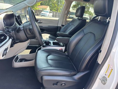 Used 2024 Chrysler Pacifica Touring-L FWD image 10