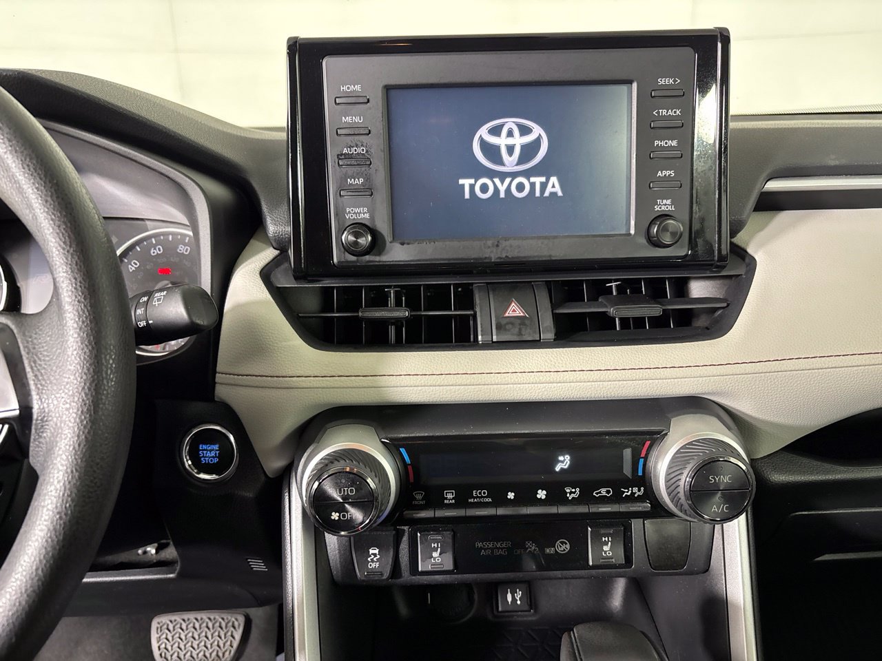 Used 2019 Toyota RAV4 XLE AWD/4WD image 18