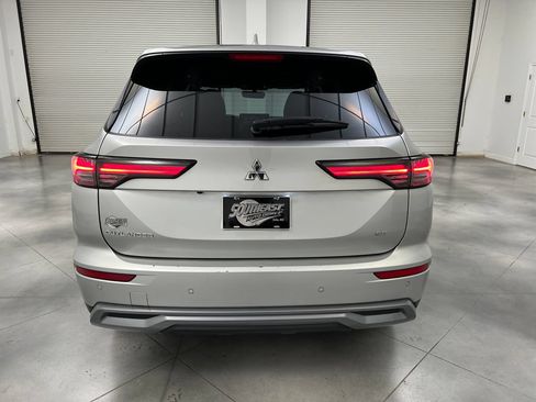Used 2025 Mitsubishi Outlander SE FWD image 8