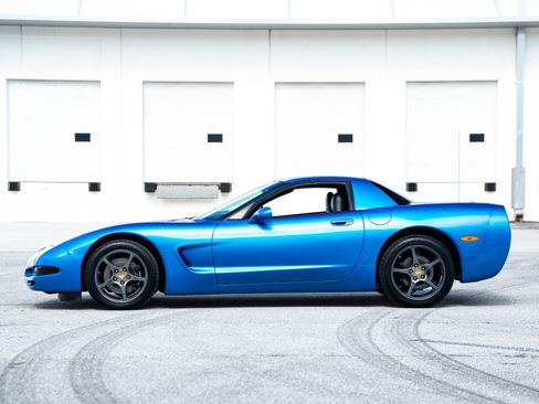 Used 2000 Chevrolet Corvette Coupe w/ Lighting Pkg RWD image 10