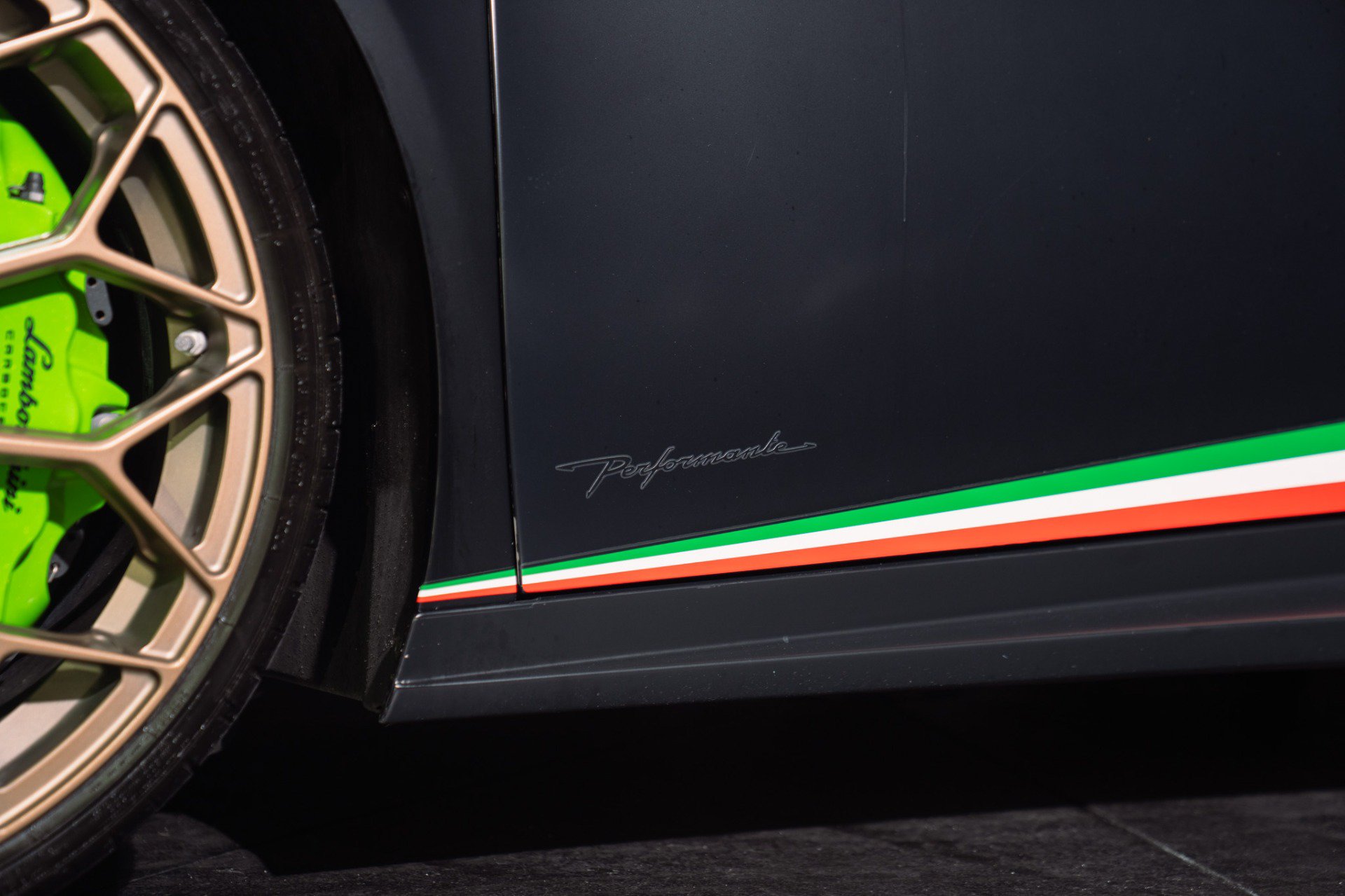 Used 2018 Lamborghini Huracan Performante AWD/4WD image 15
