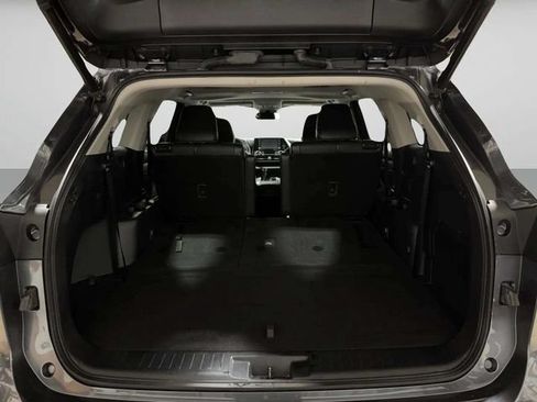 Used 2020 Toyota Highlander XLE AWD/4WD image 34