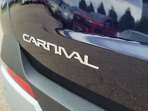 Used 2025 Kia Carnival FWD image 6