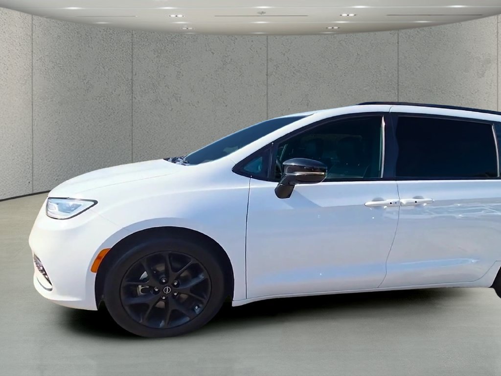 Used 2025 Chrysler Pacifica Limited FWD image 49