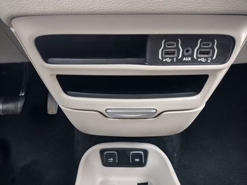 Used 2021 Chrysler Pacifica Touring-L FWD image 31