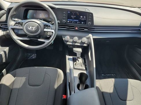 Used 2025 Hyundai Elantra SE FWD image 7