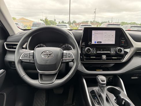 Used 2023 Toyota Highlander XLE AWD/4WD image 13