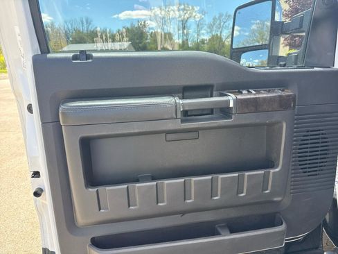 Used 2013 Ford F250 Platinum w/ Platinum Pkg AWD/4WD image 13