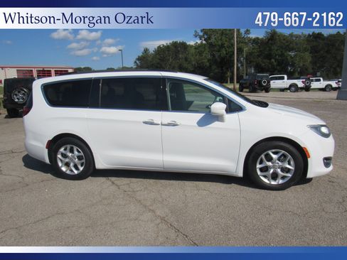 Used 2018 Chrysler Pacifica Touring Plus w/ Tire & Wheel Group image 17