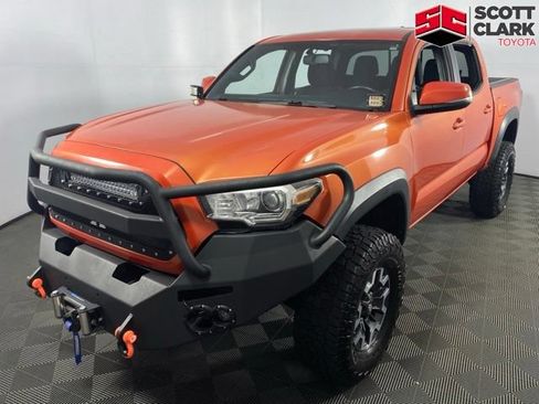 Used 2017 Toyota Tacoma TRD Off-Road w/ Premium & Technology Package AWD/4WD image 3