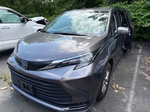Certified 2024 Toyota Sienna LE w/ LE Plus Package AWD/4WD image 7