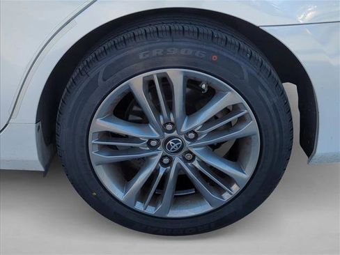 Used 2017 Toyota Camry SE image 4