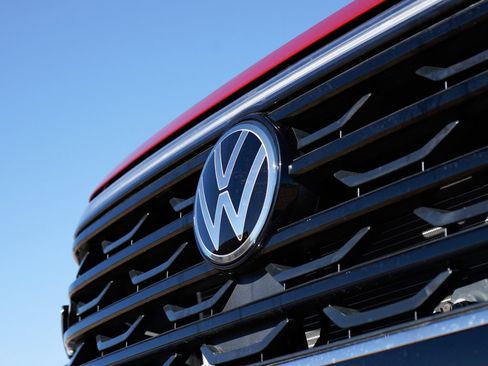 Used 2025 Volkswagen Atlas Cross Sport SE w/ Panoramic Sunroof Package image 2