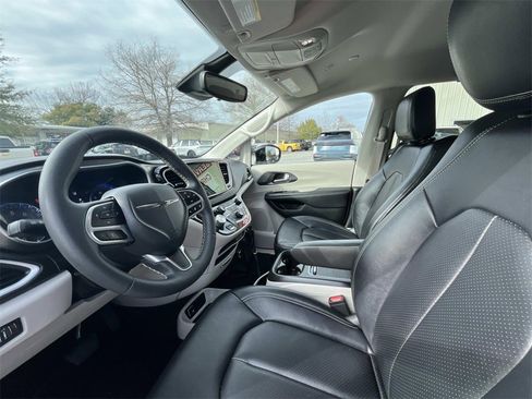 Used 2024 Chrysler Pacifica Touring-L image 10