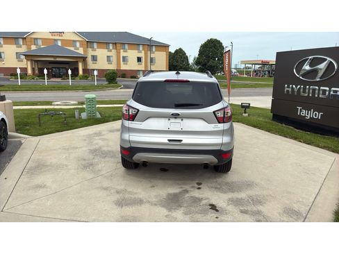 Used 2018 Ford Escape SE w/ SE Sync 3 Package FWD image 4