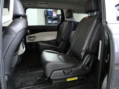 Used 2024 Kia Carnival EX image 14