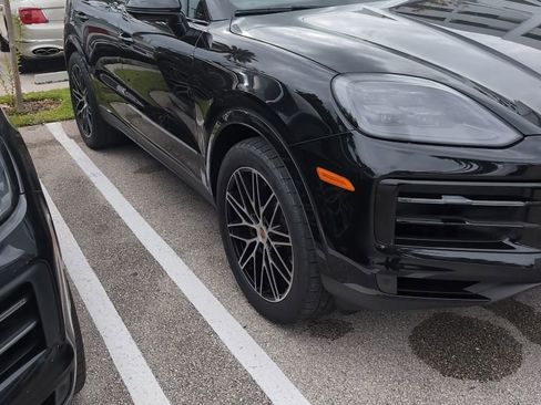 Certified 2025 Porsche Cayenne AWD/4WD image 15