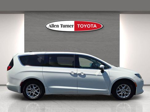 Used 2023 Chrysler Voyager LX FWD image 5