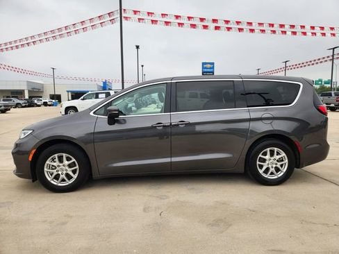 Used 2023 Chrysler Pacifica Touring-L FWD image 4