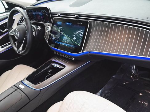 Used 2025 Mercedes-Benz E 350 4MATIC Sedan image 31