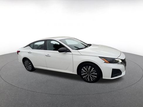 Used 2025 Nissan Altima 2.5 SV image 2